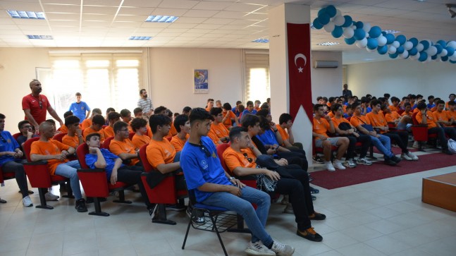 Kamp Öğrencileri Kula Meslek Okulunu Gezdi