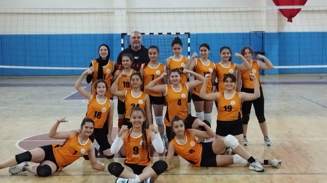 Kula Belediyesi kız voleybol takımı rakibini 3-0 yendi