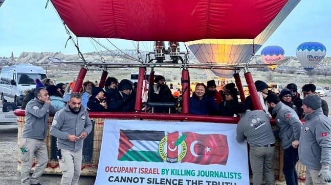 SICAK HAVA BALONLARI FİLİSTİN’DE ÖLEN GAZETECİLER İÇİN HAVALANDI