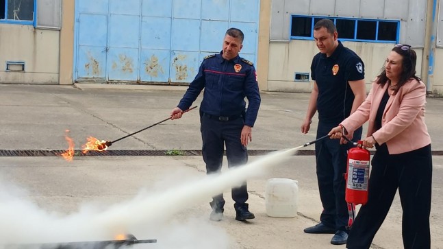 Kula MYO Okul Öğrencilerine Kampüs alanında Yangın tatbikatı