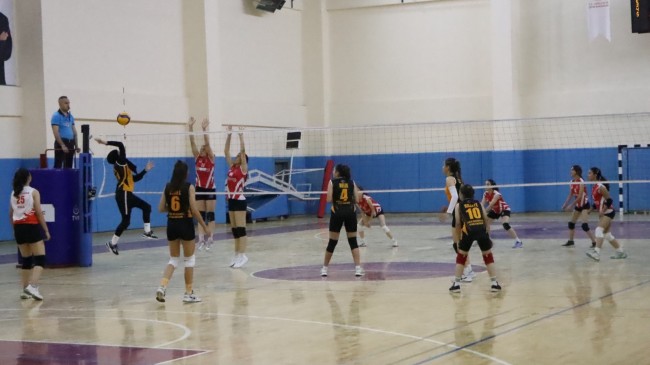 Kula Belediyesi kız voleybol takımı 3-1 yendi