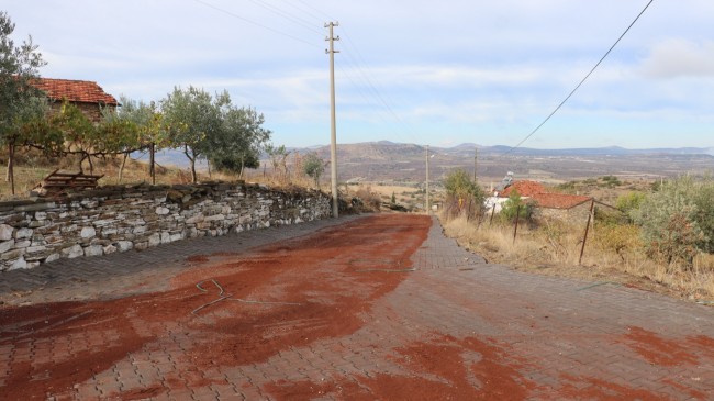 Başkan Tosun, Evciler’deki Kilit Parke Taş Çalışmalarını İnceledi