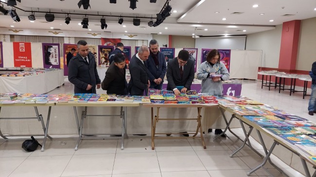 Kula Kaymakamı Özdemir 1. Kula Kitap Festivalini ziyaret etti
