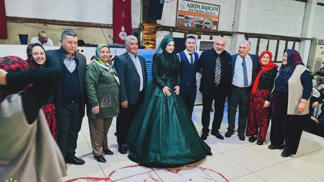 Gürhan Özcan, Turgutlu’da yoğun ilgiyle karşılaştı; Bozkurt işaretiyle oynadı