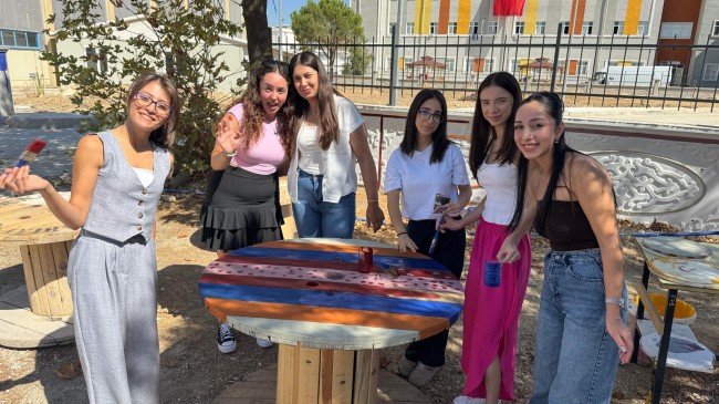 MCBÜ Kula MYO’da Duvar Boyama Etkinliği Renkli Görüntülere Sahne Oldu